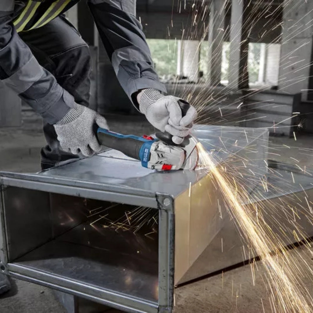 Smerigliatrice Angolare A Batteria Bosch GWS 18V-8 Professional 18V 125mm 800W + 2 Batterie Da 4,0Ah + Caricabatterie + Valigetta L-BOXX - 06019N9002