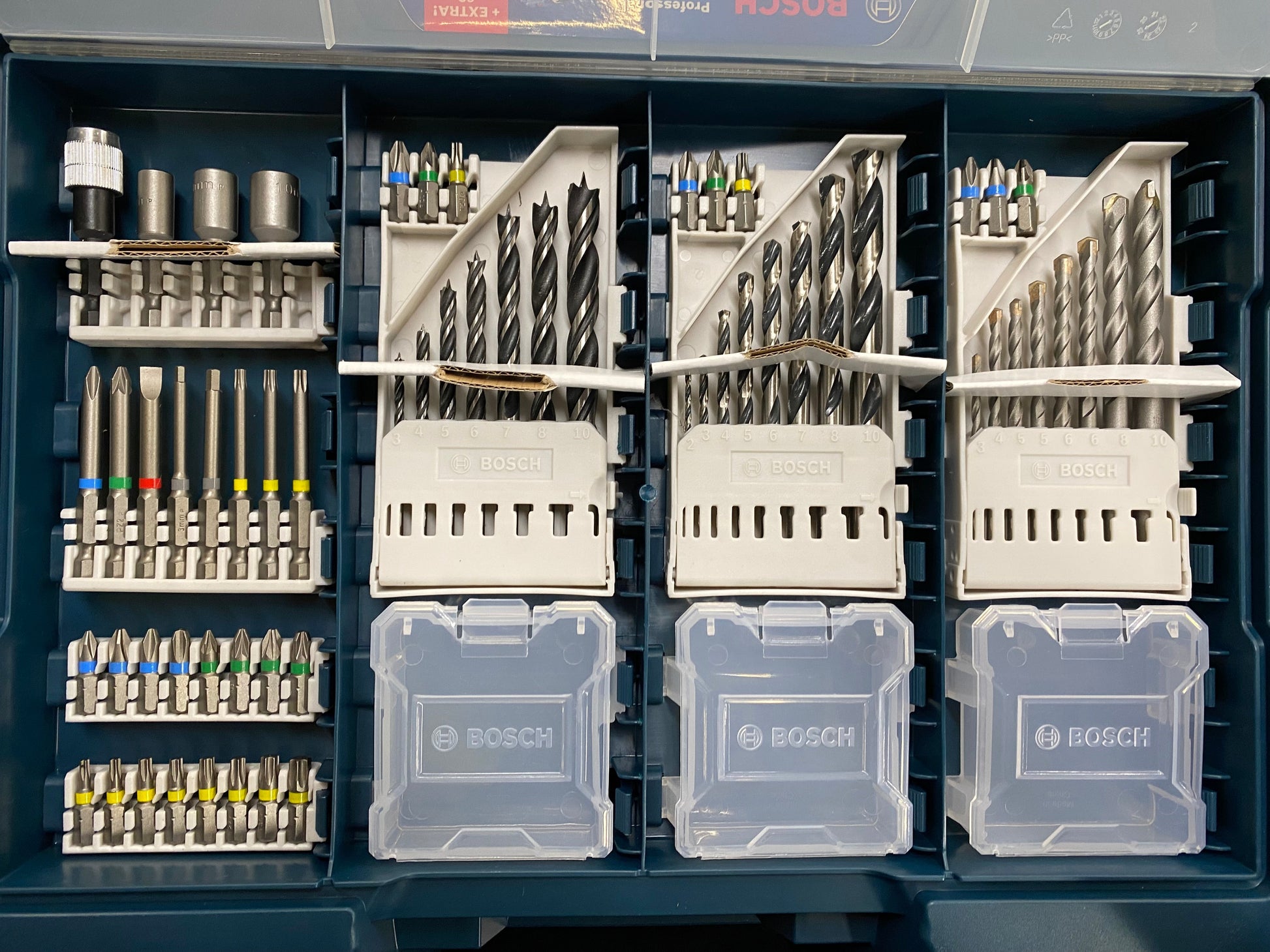 OFFERTA SPECIALE BOSCH Trapano Avvitatore A Percussione Bosch Professional GSB 18V-25 Con 63 Accessori + 2 Batterie 18V da 2,0Ah + Caricabatterie - 06019K9304